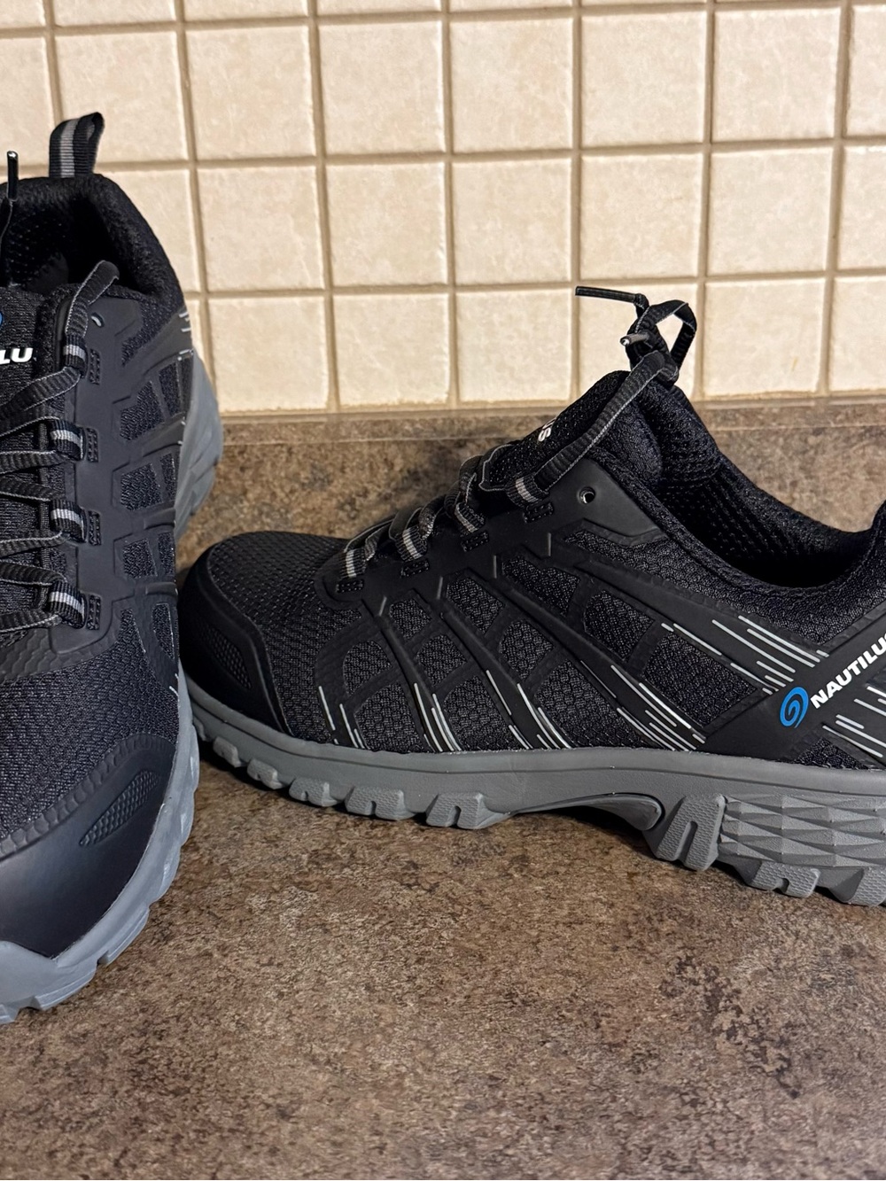 Nautilus Men's Black and Gray Composite Toe Footwear (N1900)  Size 9-1/2.